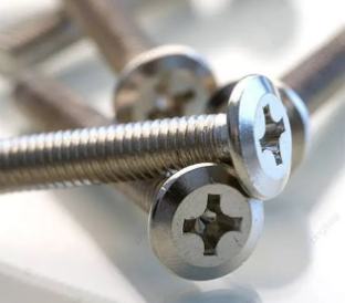 การเปรียบเทียบประสิทธิภาพของสกรูมาร์เทนซิติกและออสเทนนิติก