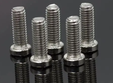 อะไรทำให้เกิดการเปลี่ยนสีในสกรูสแตนเลส